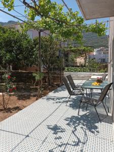 un patio con mesa y sillas en Captains' house, en Vathí - Ítaca
