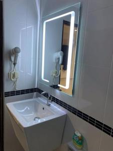 bagno con lavandino e specchio di Beverly Hills Villa Patong a Patong Beach