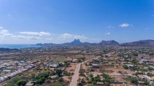 eine Luftansicht auf eine Stadt mit Berg- und Meerblick in der Unterkunft Hacienda Gallardos 104-4 in San Carlos