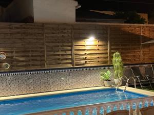 uma piscina com uma mesa e um cacto na frente em casa grande en Córdoba, pueblo de la Victoria , 6 dormitorios em La Victoria