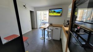 Televízia a/alebo spoločenská miestnosť v ubytovaní Comme à la maison!!A 5 min à pied plage,pkg privé