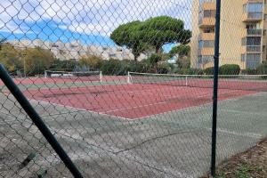 Tenis alebo squash v ubytovaní Comme à la maison!!A 5 min à pied plage,pkg privé alebo jeho okolí