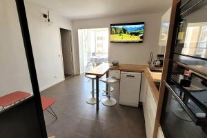 Kuchyňa alebo kuchynka v ubytovaní Comme à la maison!!A 5 min à pied plage,pkg privé