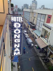 ein Schild an der Seite eines Gebäudes in der Unterkunft ĐÔNG NAM HOTEL CẦN THƠ in Cần Thơ