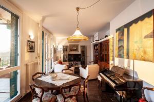 uma sala de estar com uma mesa e um piano em Orizzonti blu! In villaggio esclusivo con terrazza em Cavi di Lavagna