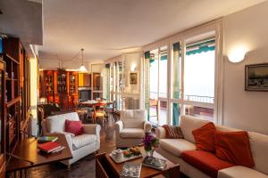 uma sala de estar com dois sofás e uma mesa em Orizzonti blu! In villaggio esclusivo con terrazza em Cavi di Lavagna