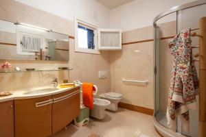 A bathroom at Orizzonti blu! In villaggio esclusivo con terrazza Még 25 kép