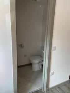 een badkamer met een wit toilet in een kamer bij Rooms in Inverness in Inverness