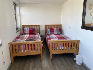 two twin beds in a room with at Rooms in Inverness in Inverness