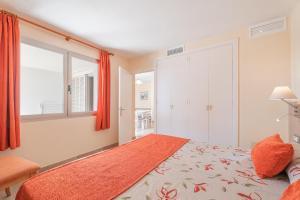 Postel nebo postele na pokoji v ubytování Apartamentos Ferrera Pins