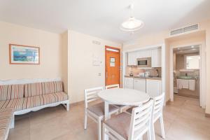 Kuchyň nebo kuchyňský kout v ubytování Apartamentos Ferrera Pins
