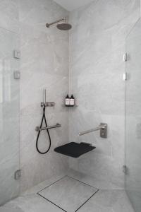 prysznic z czarną półką w łazience w obiekcie RUNO Hotel Porvoo w mieście Porvoo