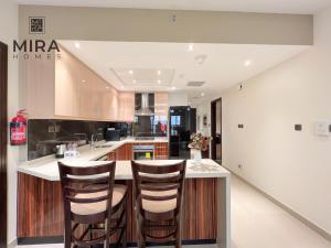 Restaurace v ubytování Mira Holiday Homes - Luxury 1 bedroom with Burj Khalifa View
