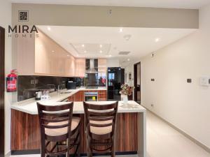 Kuchyň nebo kuchyňský kout v ubytování Mira Holiday Homes - Luxury 1 bedroom with Burj Khalifa View