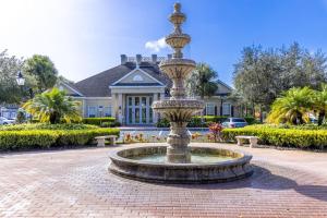 una fuente frente a una casa en Villas at Seven Dwarfs Resort - Near to Disney, en Kissimmee