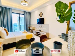 TV a/nebo společenská místnost v ubytování R&F PRINCESS COVE BY HOMEFORT SUITES