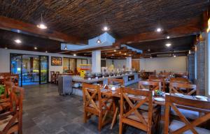 Un restaurante u otro lugar para comer en Hotel Barahi Pokhara