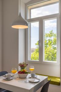 einen Esstisch mit 2 Gläsern Orangensaft in der Unterkunft BU2 Pula Studio Apartment in Pula