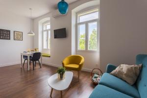 un soggiorno con un divano e un tavolo di BU2 Pula Studio Apartment a Pola (Pula)