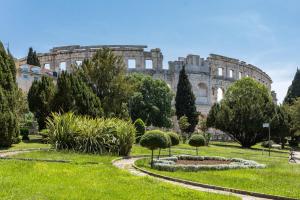 un giardino di fronte a un grande edificio di BU2 Pula Studio Apartment a Pola (Pula)