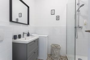 un bagno bianco con lavandino e doccia di BU2 Pula Studio Apartment a Pola (Pula) Altre 18 foto