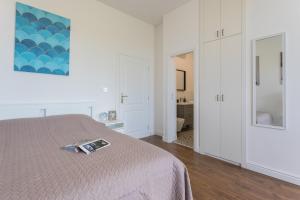 een slaapkamer met een bed met een tijdschrift erop bij BU2 Pula Studio Apartment in Pula