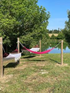 een hangmat in een veld naast een meer bij Domaine en castanet in Caraman