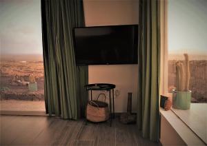Cette chambre dispose d'une grande fenêtre offrant une vue sur le désert. dans l'établissement EL REFUGIO, à Famara