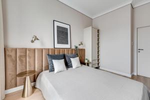 A bed or beds in a room at Grand Apartments - Brabank Premium apartament w centrum Gdańska