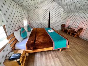 ein Schlafzimmer mit einem großen Bett in einem Zimmer in der Unterkunft North Deodar Camps in Kasol