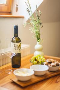 eine Flasche Wein und ein Glas auf dem Tisch in der Unterkunft Althanský hostinec in Znojmo