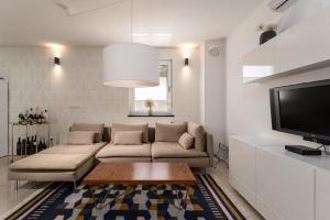un soggiorno con divano e TV di Villa Fio a Fiorini