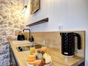 - un comptoir de cuisine avec une cafetière et une plaque de cuisson dans l'établissement History House Moja Ti 1830 in Old Town Senj, à Senj