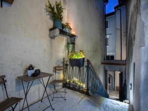 balkon ze stołem i doniczką roślin w obiekcie History House Moja Ti 1830 in Old Town Senj w mieście Senj
