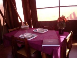une table violette avec un chiffon de table violet dans l'établissement B my Guest at Riverwood Grace, à Barkly West