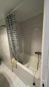 沃洛斯的住宿－Vanilla - HappyHostGr - Downtown Apartment，带浴缸和淋浴帘的浴室
