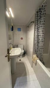 沃洛斯的住宿－Vanilla - HappyHostGr - Downtown Apartment，一间带水槽、卫生间和淋浴的浴室