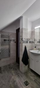 Et badeværelse på Karacsony Guest House