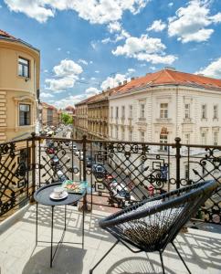 a balcony with a table and chairs on a balcony at Berry Berry Studios by Flat White in Zagreb