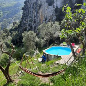 Uma vista da piscina em Chalet Zenitude ou nos arredores