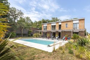 Bazén v ubytování Santos Villa Piscine Proche Plage nebo v jeho okolí