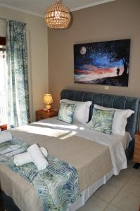 1 dormitorio con 1 cama grande con almohadas en Best House, Sea View II, Pylos Messinias, en Pylos