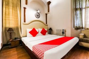 Un pat sau paturi într-o cameră la Resort Sita Kiran