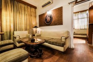 un soggiorno con divano e tavolo di Resort Sita Kiran a Bareilly