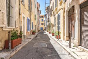 an empty street in an old town with buildings at Super studio climatisé in La Ciotat