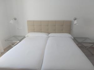 Posteľ alebo postele v izbe v ubytovaní Hotel Cantabrico