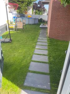 Un jardín con un camino de escalones en el césped. en Gemütliche 1-Zimmer Wohnung, en Wesseling