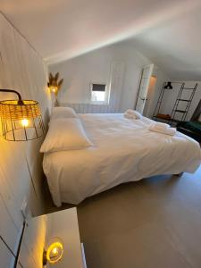Llit o llits en una habitació de Oasis Cove, maisons au bord de l'eau, plage de Sète
