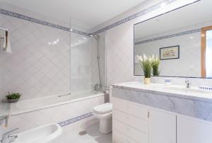 łazienka z umywalką, toaletą i wanną w obiekcie Avenida Playa 3 Rooms 2 baños w Kadyksie +12 zdjęć