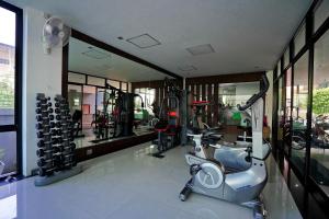 una habitación con un gimnasio con una moto en Siva Royal Hotel, en Phatthalung